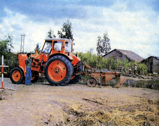 Трактор 'Беларусь' на полях Вьетнама