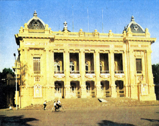 Здание Большого театра в Ханое