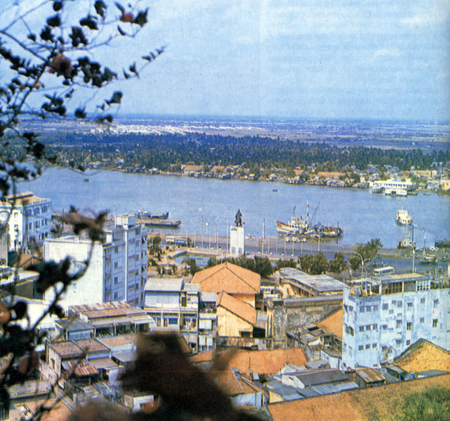 Панорама города Хошимина. Вид на реку Сайгон