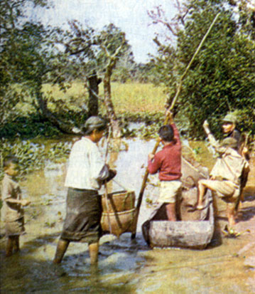 Лаосская семья на рыбной ловле