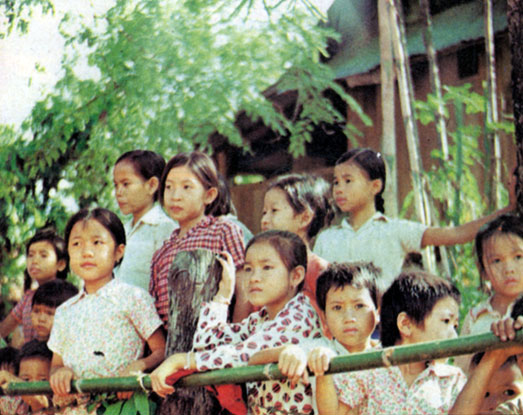 Дети из лаосской деревни