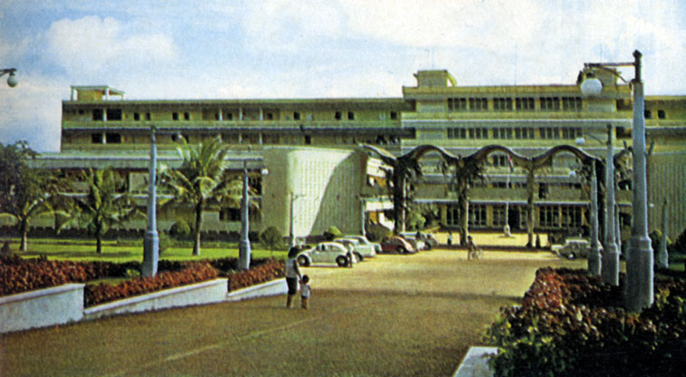 Госпиталь, построенный в 1956-1960 гг. Советским Союзом и переданный в дар кампучийскому  народу (фото сделано до 1970 г.)