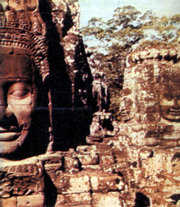 Башни храма Байон украшены гигантскими каменными изваяниями лиц Будды (снимок сделан до 1970 г.)