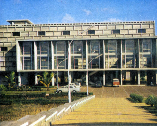Высший технологический институт в Пномпене, построенный Советским Союзом в 1962-1964 гг. и переданный в дар кампучийскому народу (фото сделано до 1970 г.). Здание бывшего королевского дворца, символизирующее национальный архитектурный стиль