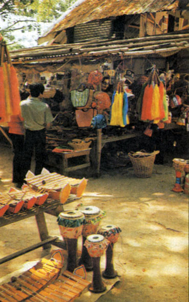 Продажа ремесленных изделий на базаре
