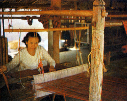 В мастерской ремесленника, производящего тайский шелк