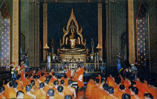 Монахи в буддийском храме