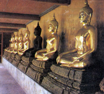 Золотые статуи Будды в Ват По