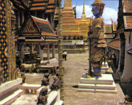 Статуя демона-стражника у входа в храм