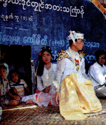 Бирманцы. Жених в свадебной традиционной одежде