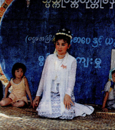Бирманцы. Невеста в свадебной традиционной одежде