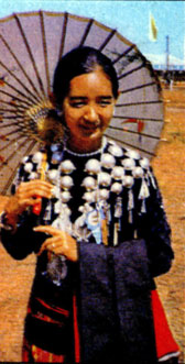 Девушка-качинка в национальном костюме