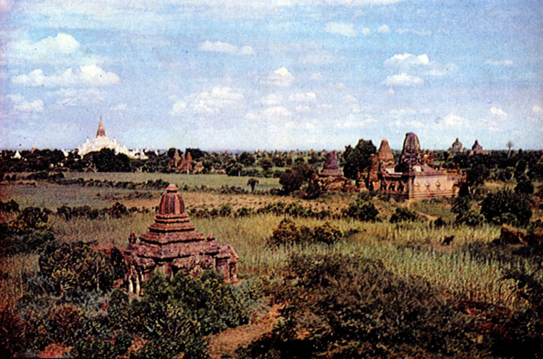 Паган - древняя столица Бирмы, обширный, ныне мертвый город