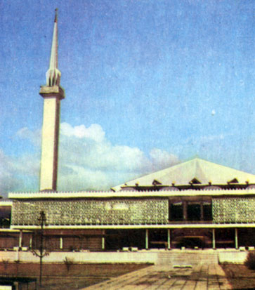 Здание мечети в Куала-Лумпуре, построенное в современном архитектурном стиле