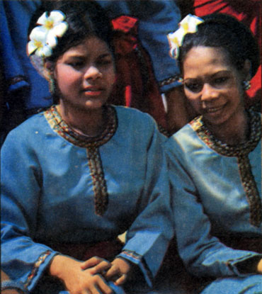 Малайские девушки в национальных костюмах