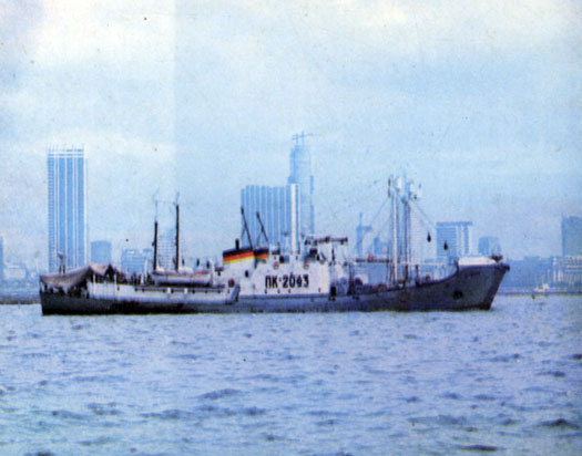 Советский корабль на рейде Сингапурского порта