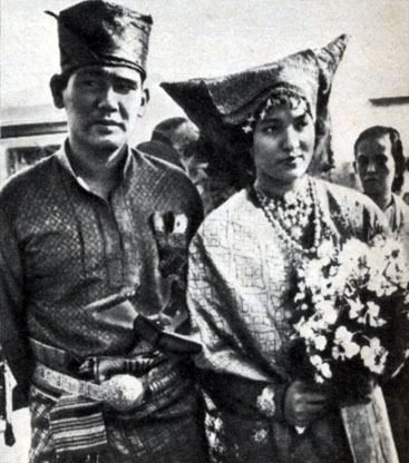 Жених и невеста минангкабау в традиционных костюмах
