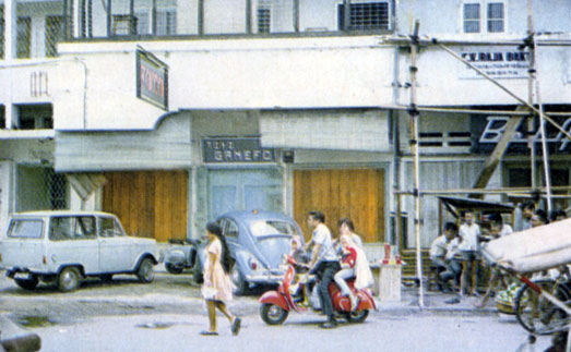 На улице Джакарты