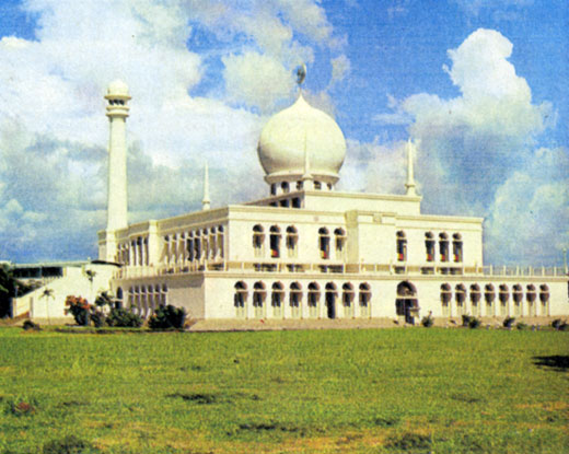 Мечеть в аристакратическом районе столицы Кебайоране