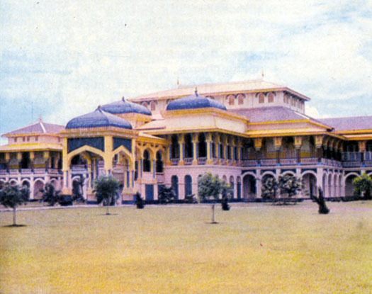 Одна из достопримечательностей города - дворец бывшего делийского султана