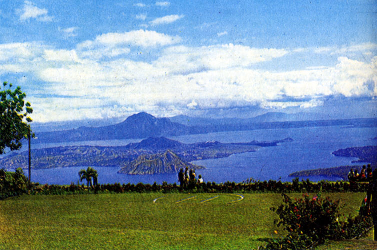 Вид на озеро Тааль и вулкан Тааль