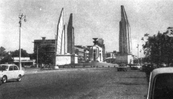 Монумент демократии (воздвигнут в честь буржуазно-демократической революции 1932 года)